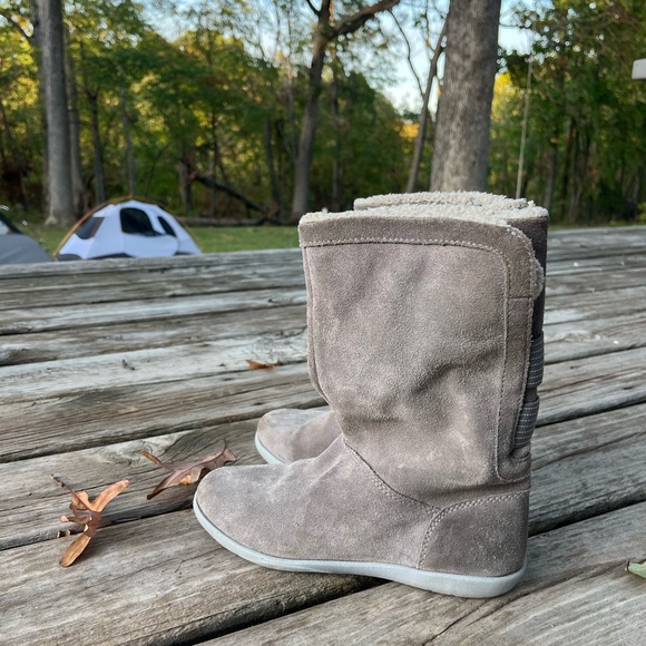 Gray Suede Croc Boots Girls Size 5 Crocs Sherpa Fleece Lining Fall Winter Boots - Picture 10 of 14